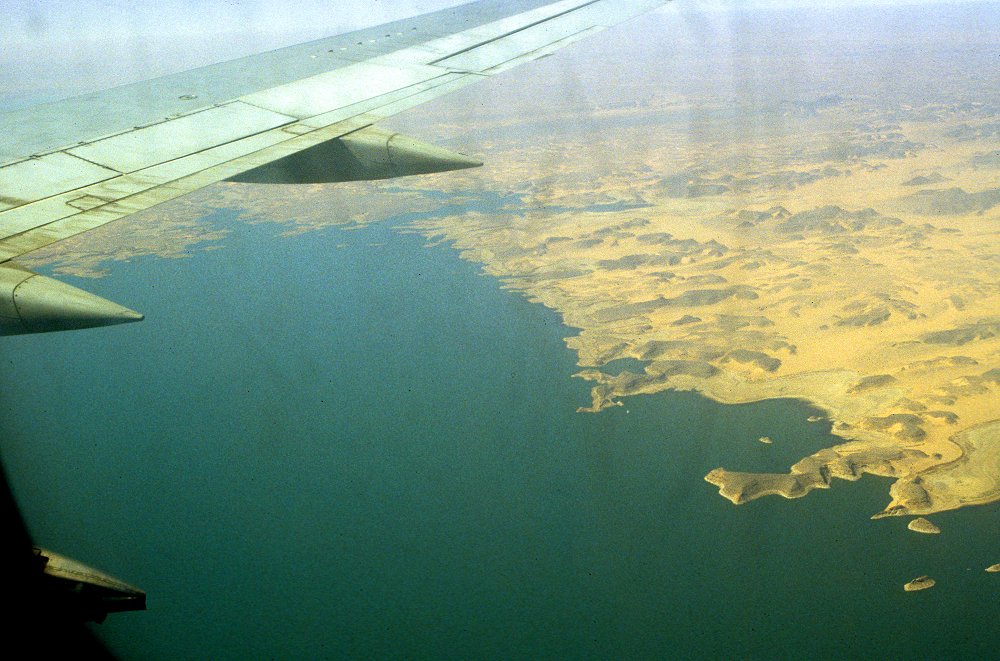 Der Assuan-Stausee in der Nubischen Wüste