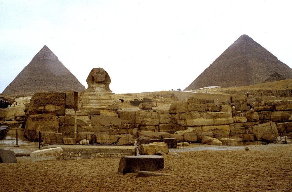 Gizeh-Plateau mit Sphinx und Pyramiden