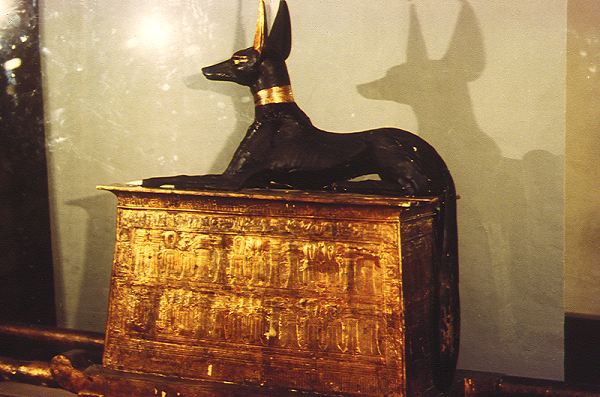 Gott Anubis auf einem vergoldeten Schrein