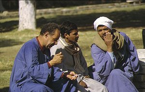 Männergruppe in der Mittagspause