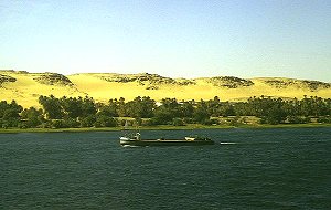 Wüste und Nil nördlich von Assuan