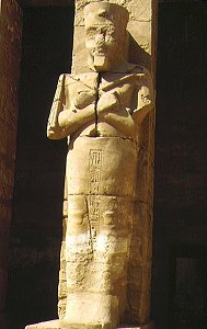 Statue Tutanchamuns am Amon-Tempel in Karnak
