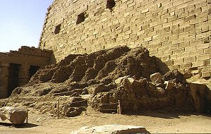 Amon-Tempel, Ziegelrampe