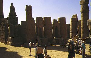 Säulenhalle der Tempelanlage von Luxor