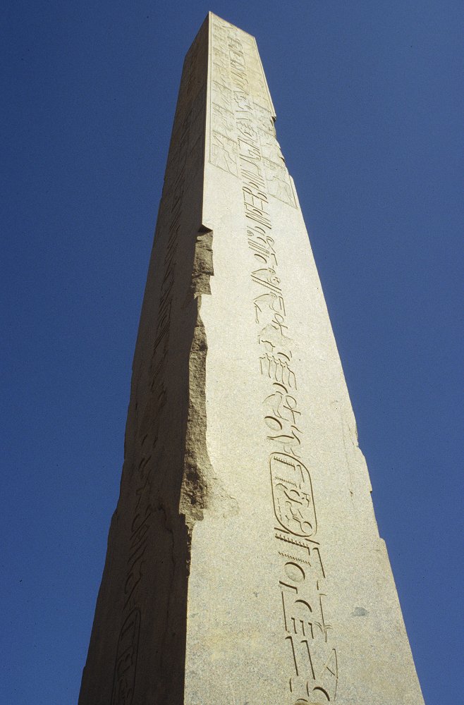 Hieroglyphen auf einem Obelisken am Karnak-Tempel