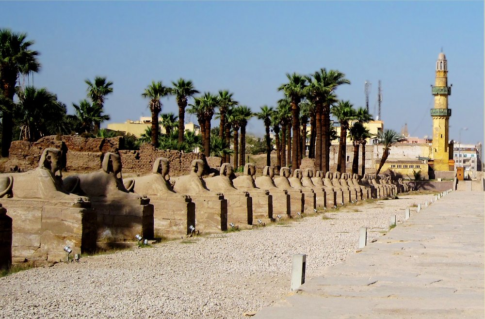 Sphingen-Allee an der Luxor-Tempelanlage
