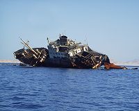 Wrack der "Lara" in der Straße nach Tiran