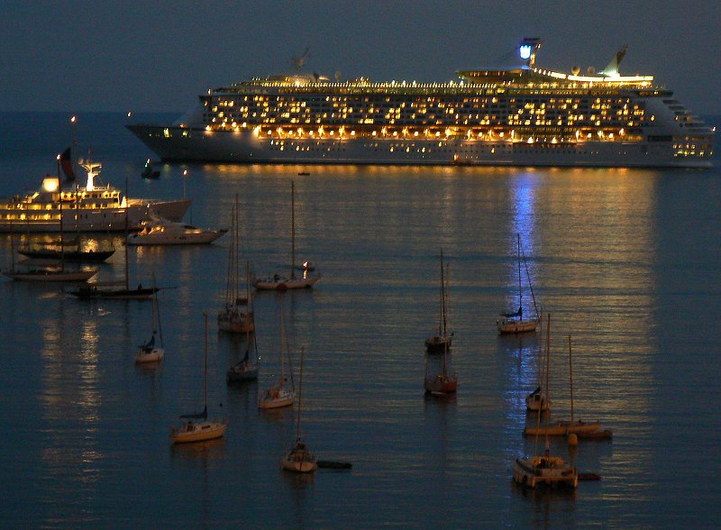 Kreuzfahrtschiff am Abend im Hafen